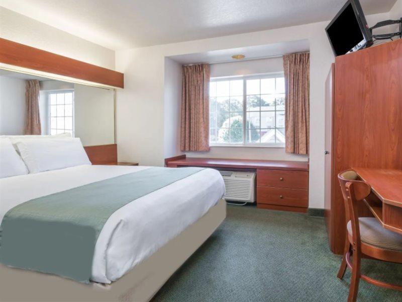 Microtel Inn & Suites Marianna Bagian luar foto