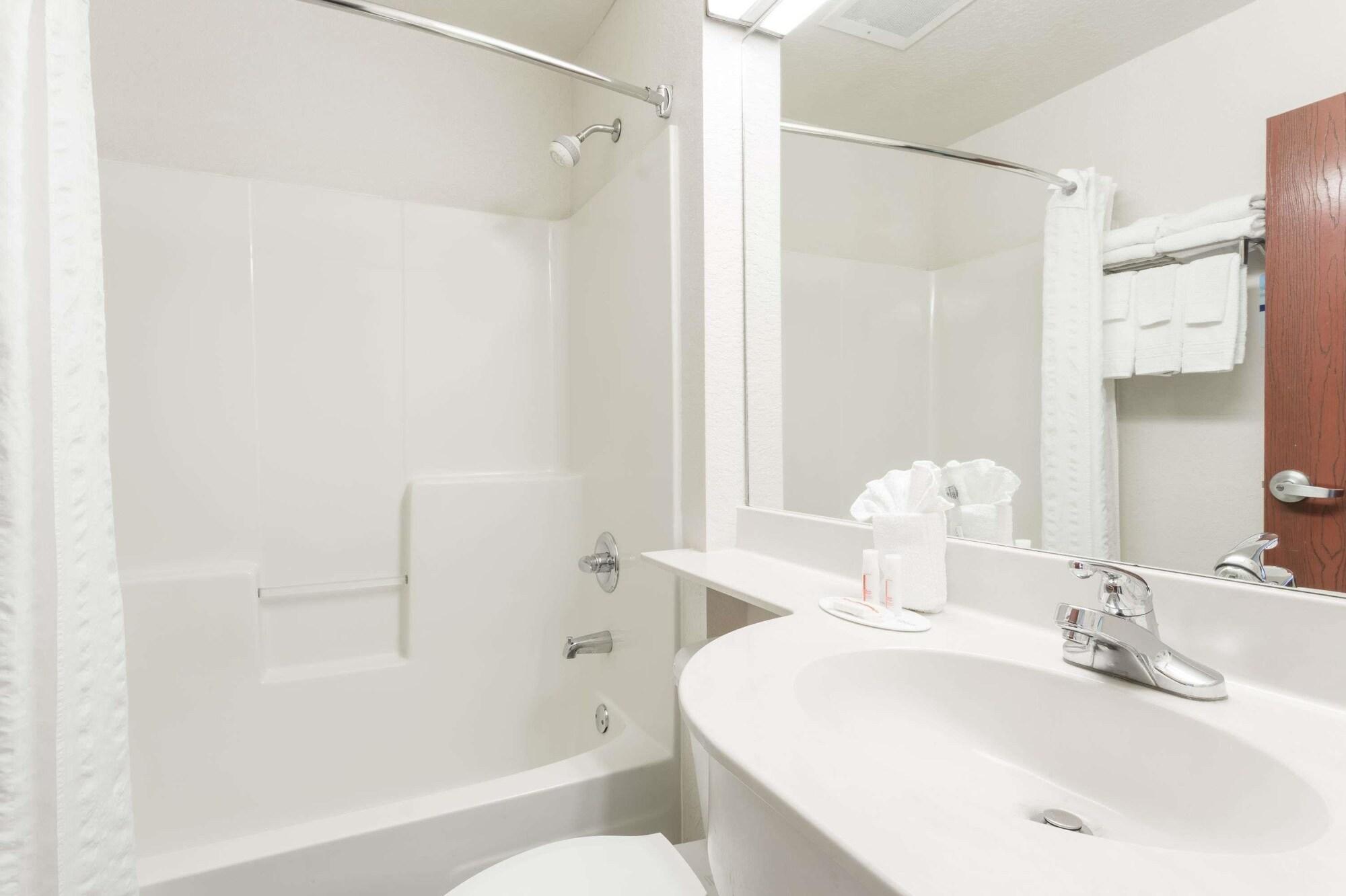 Microtel Inn & Suites Marianna Bagian luar foto