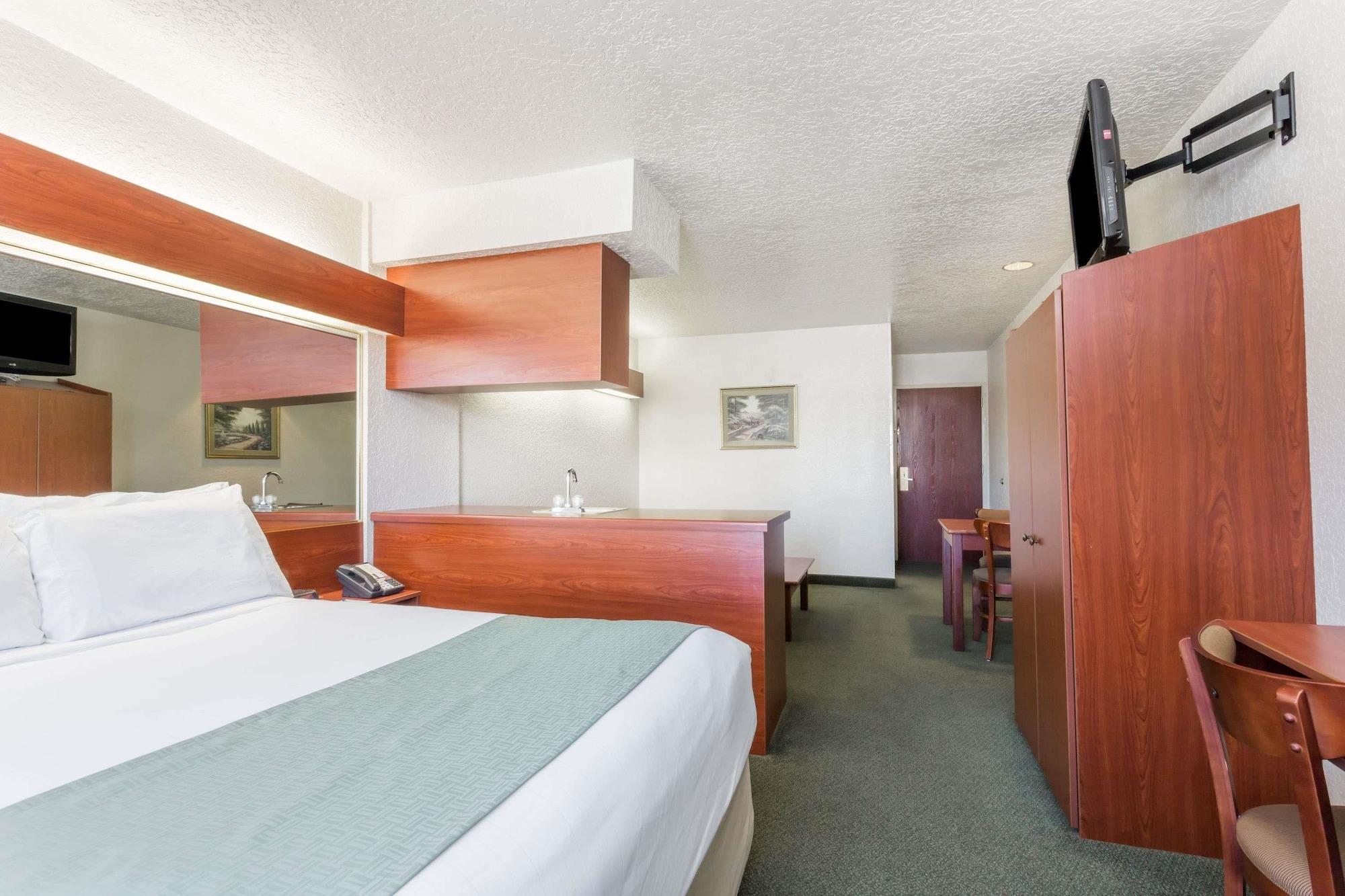 Microtel Inn & Suites Marianna Bagian luar foto