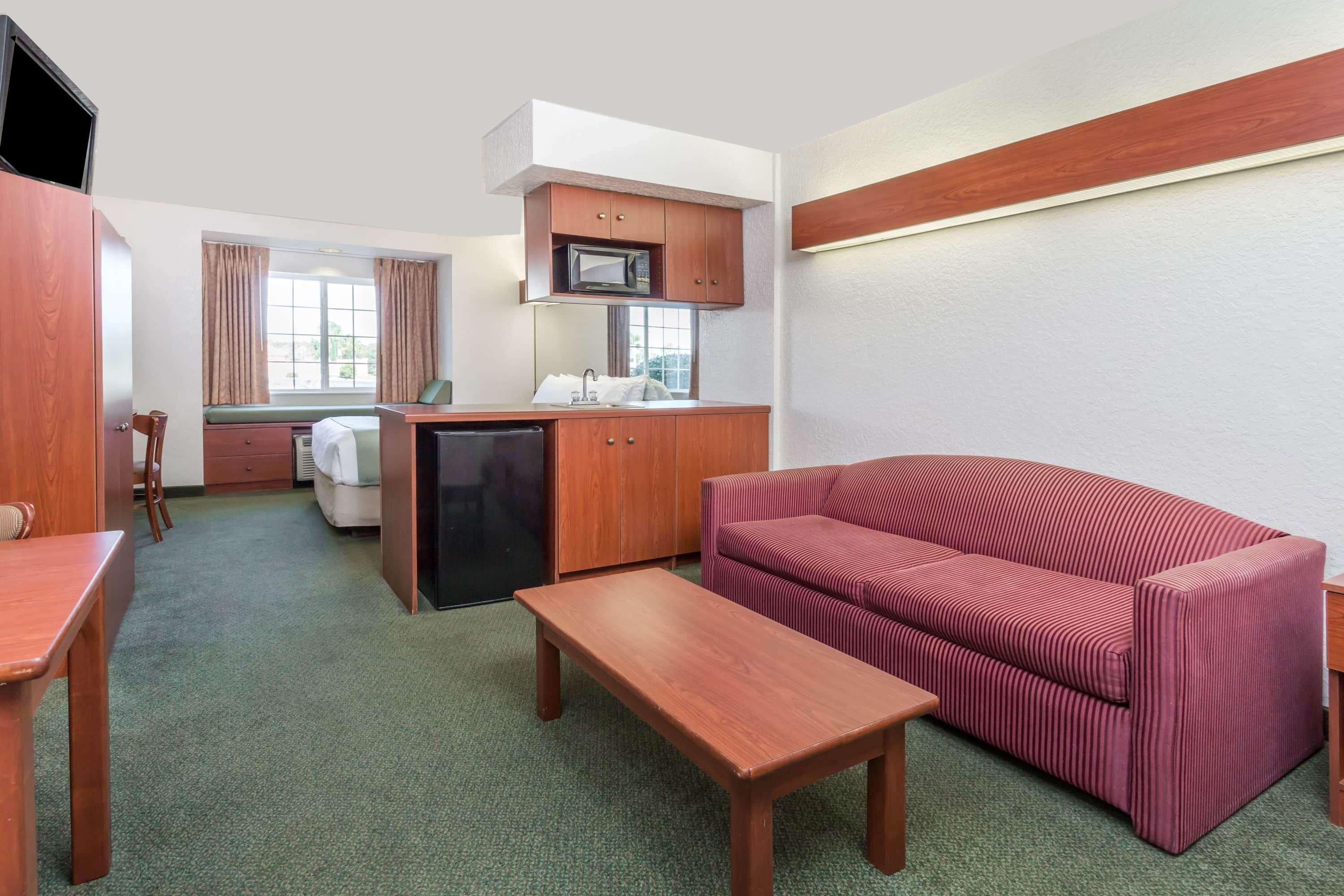Microtel Inn & Suites Marianna Bagian luar foto