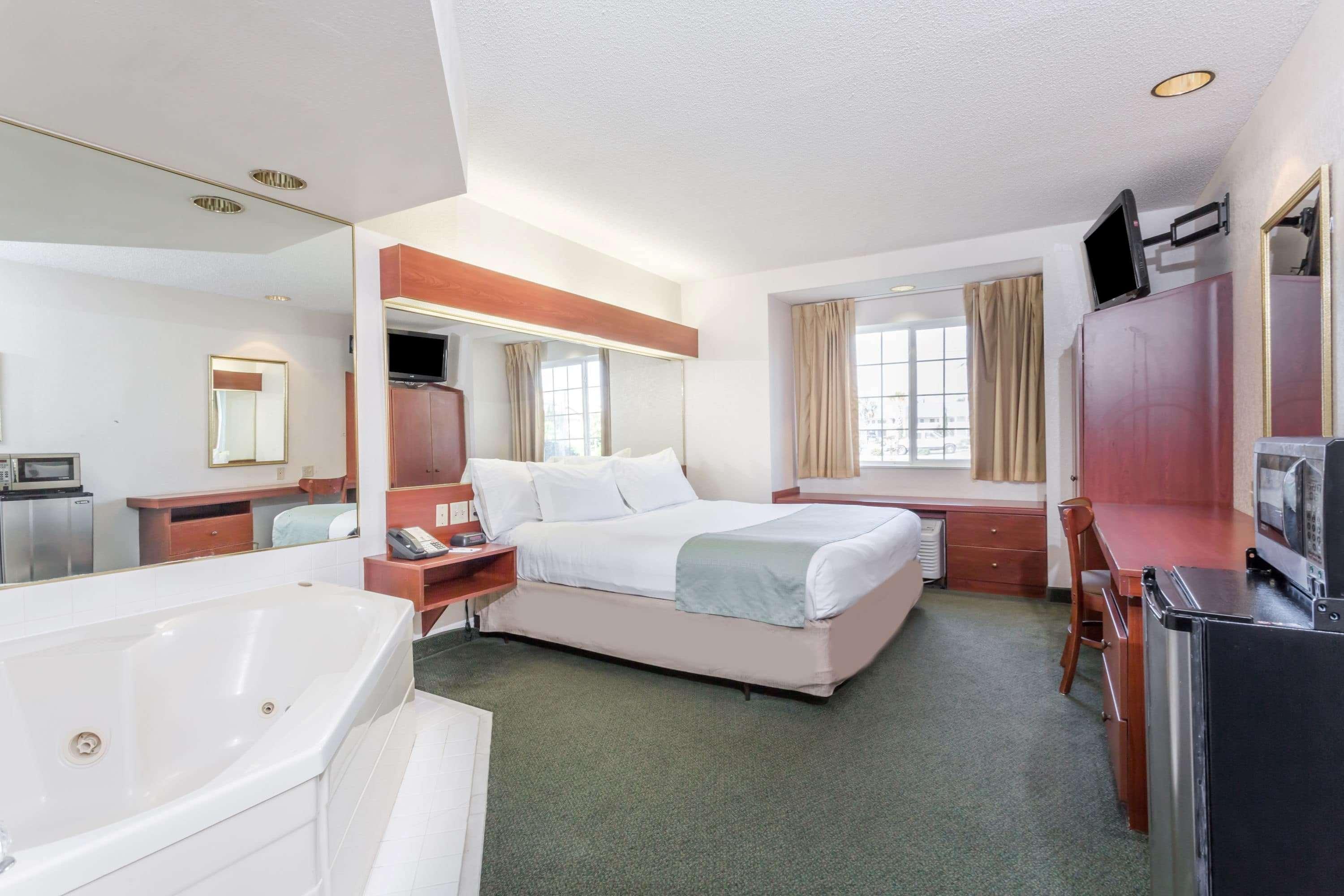 Microtel Inn & Suites Marianna Bagian luar foto
