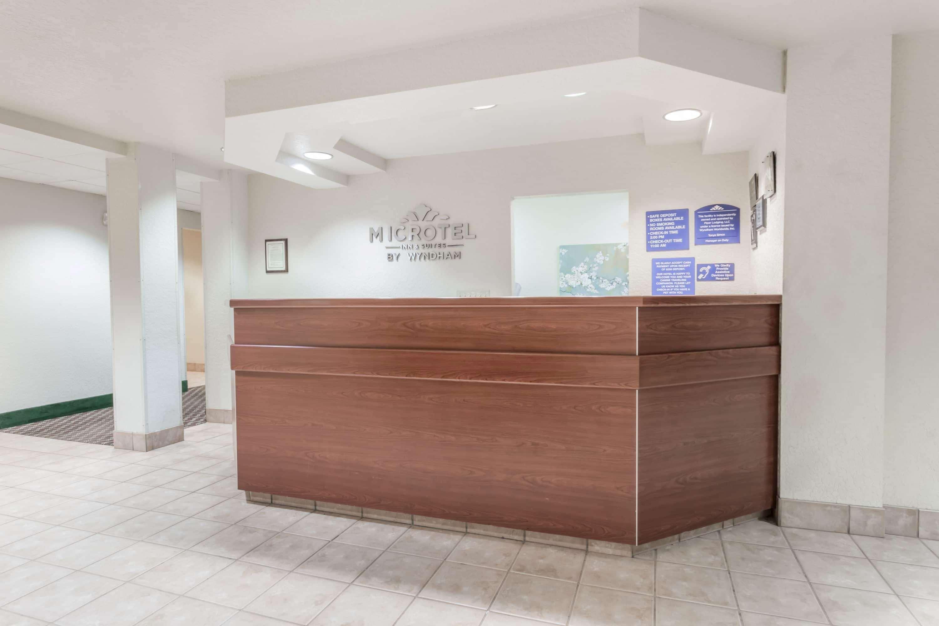 Microtel Inn & Suites Marianna Bagian luar foto