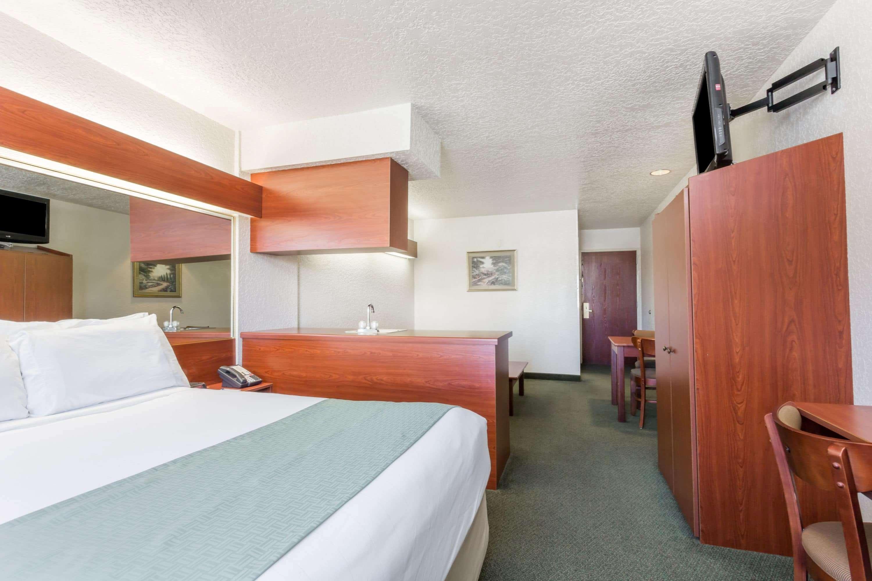 Microtel Inn & Suites Marianna Bagian luar foto