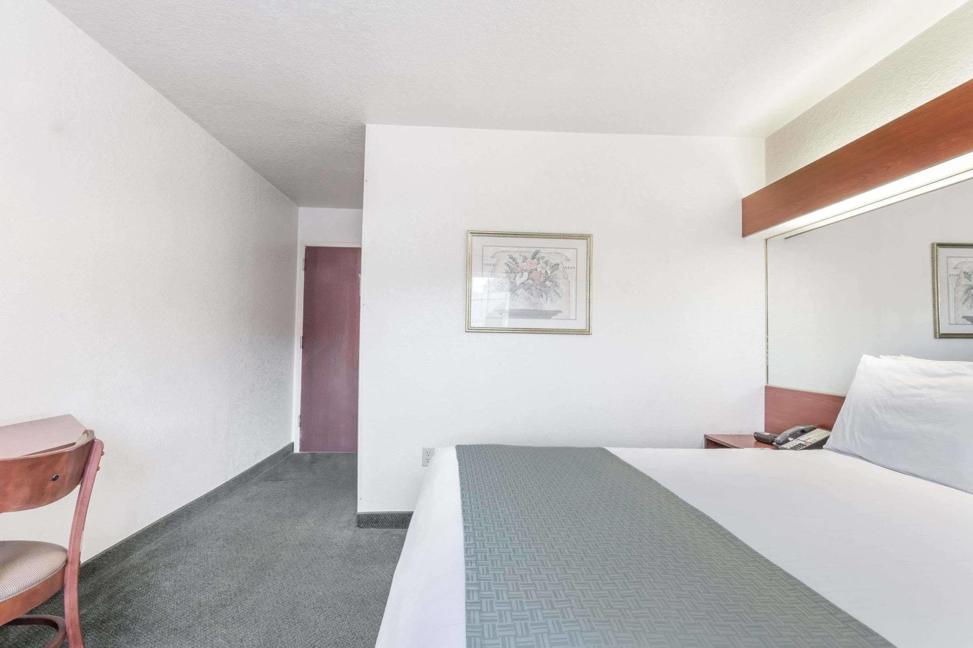 Microtel Inn & Suites Marianna Bagian luar foto