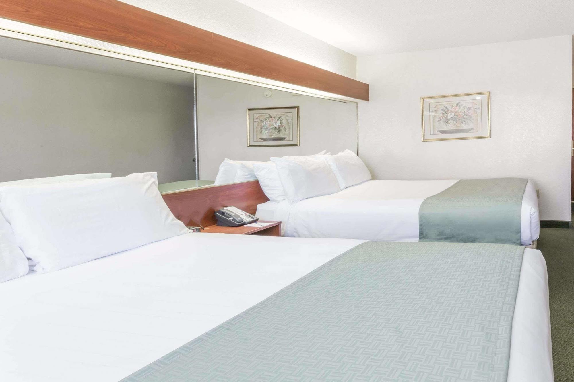 Microtel Inn & Suites Marianna Bagian luar foto